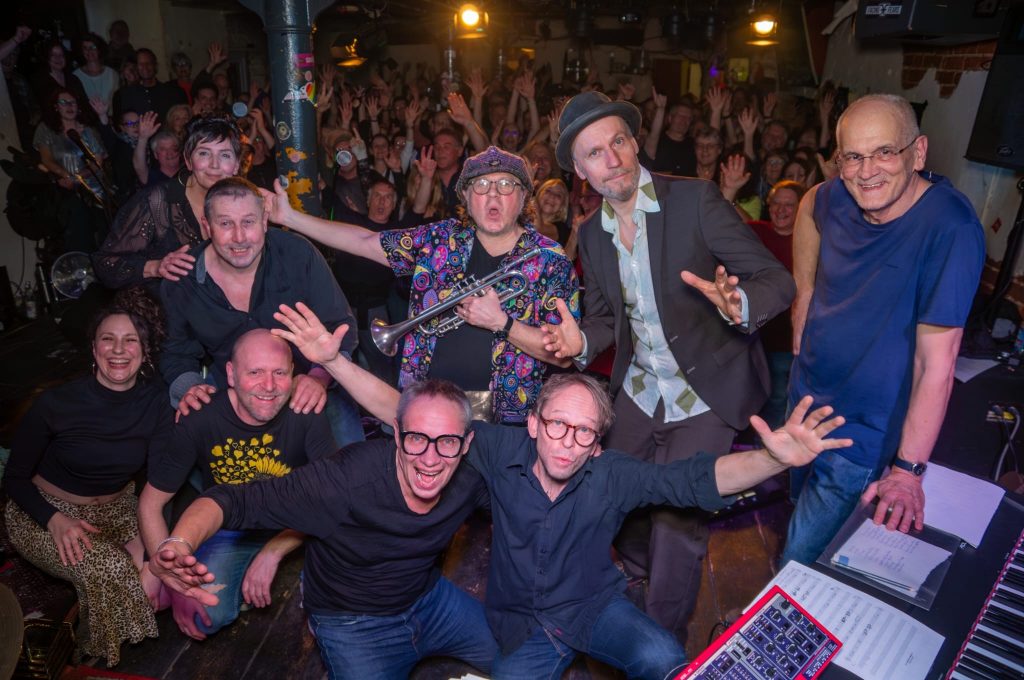 Hausband! Foto Party Menschenmenge Gute Stimmung Werbung für Konzert in der Faschingszeit