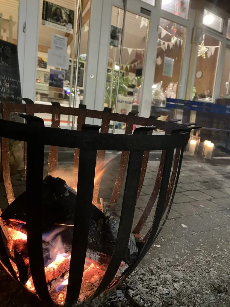 Feuerkorb, Eingang Talhofcafé, Licht, Stimmung, Gemütlich
