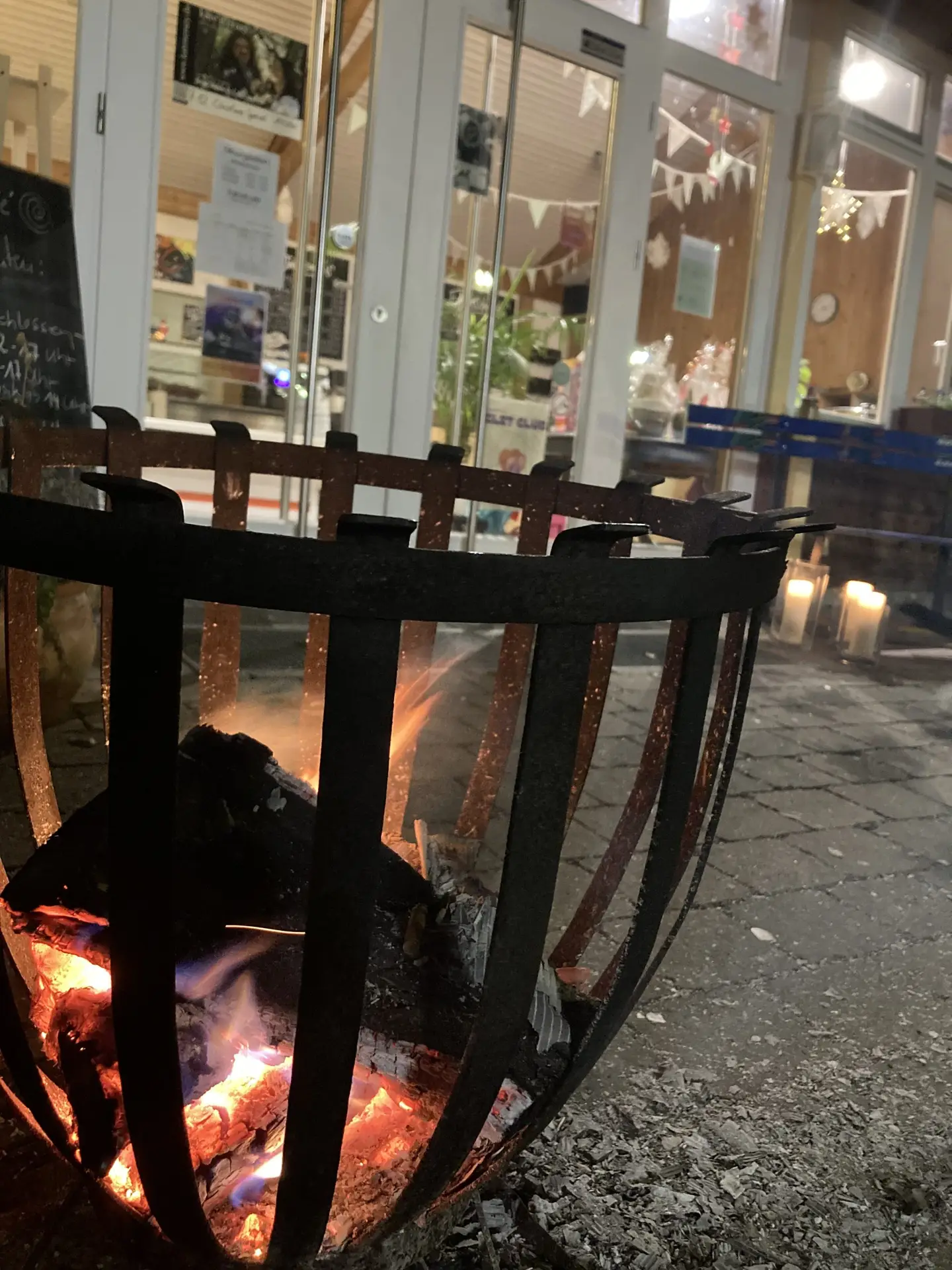 Feuerkorb, Eingang Talhofcafé, Licht, Stimmung, Gemütlich