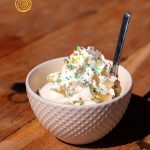 Eisbecher mit 2 Kugeln Demeter Eis, Sahne und Streuseln, Konfetti-Eisbecher