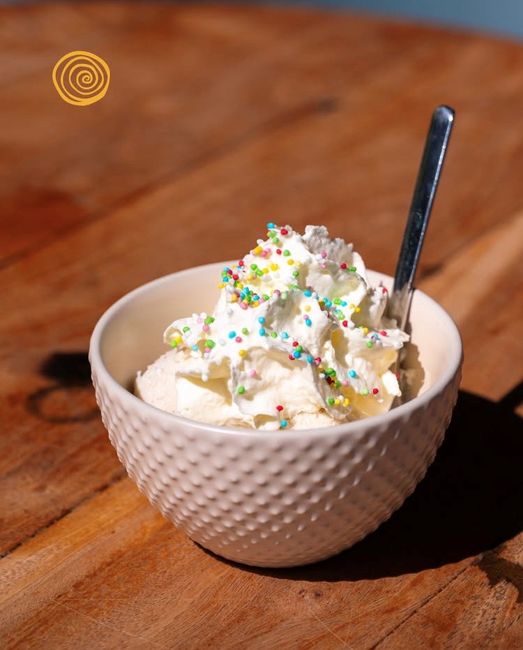 Eisbecher mit 2 Kugeln Demeter Eis, Sahne und Streuseln, Konfetti-Eisbecher