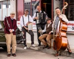Bandfoto Les PAstis, Instrumente, Kontrabass, 50er - 60er Kleidung, Akkordeon, Klarinette, Trompete